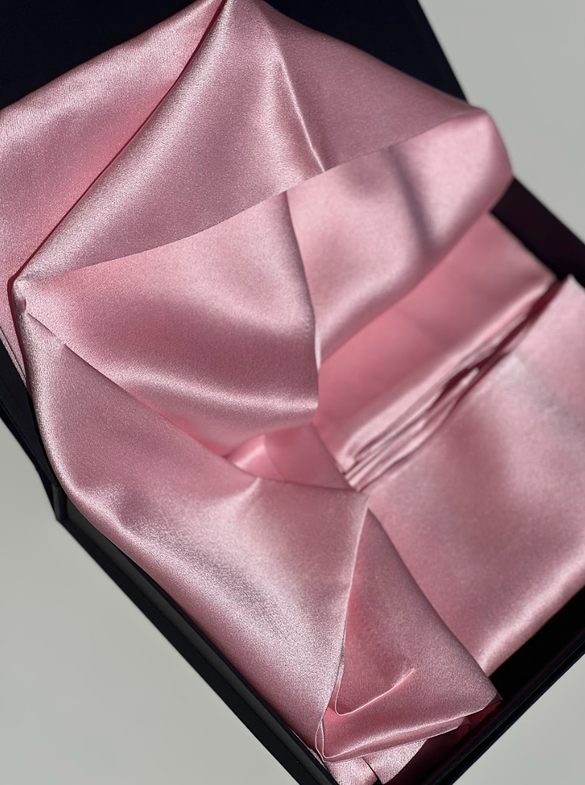 Silk vs Cotton Pillowcases: Which Is Better for Your Hair? | Serenquor