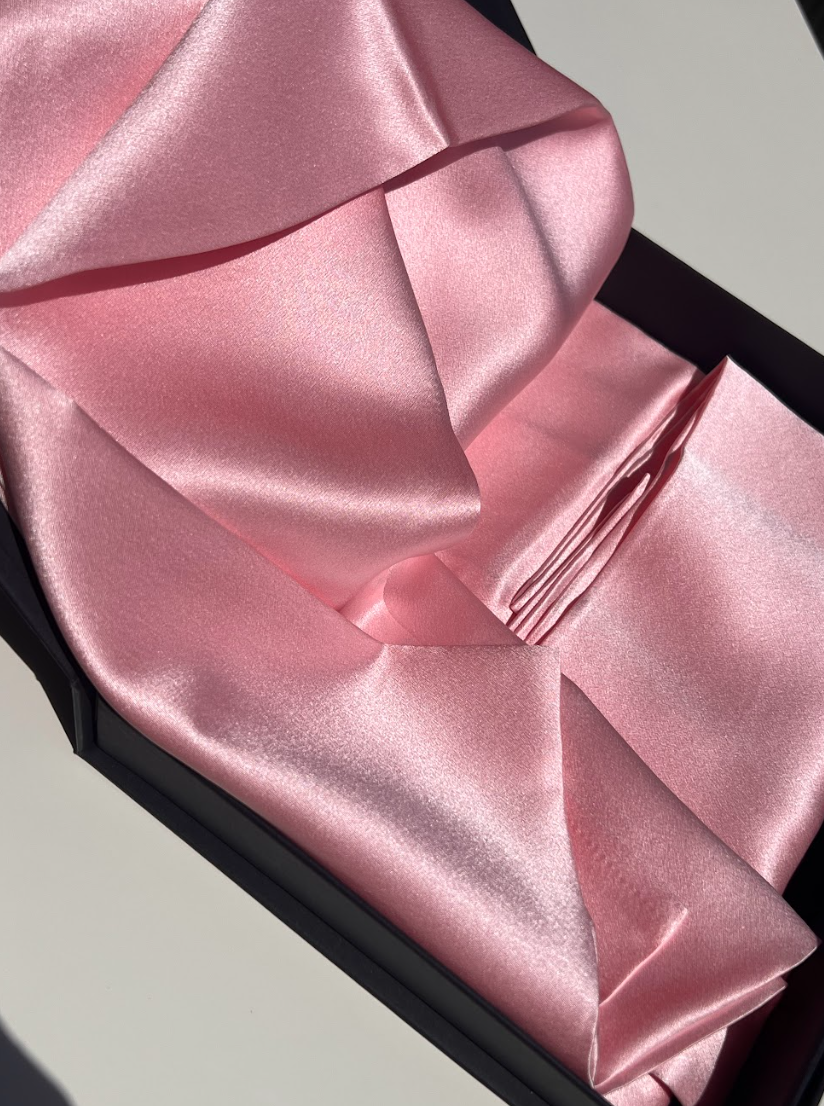 Serenquor 100% Mulberry Silk Pillowcase in Light Pink showcasing smooth 22 Momme silk fabric and premium craftsmanship