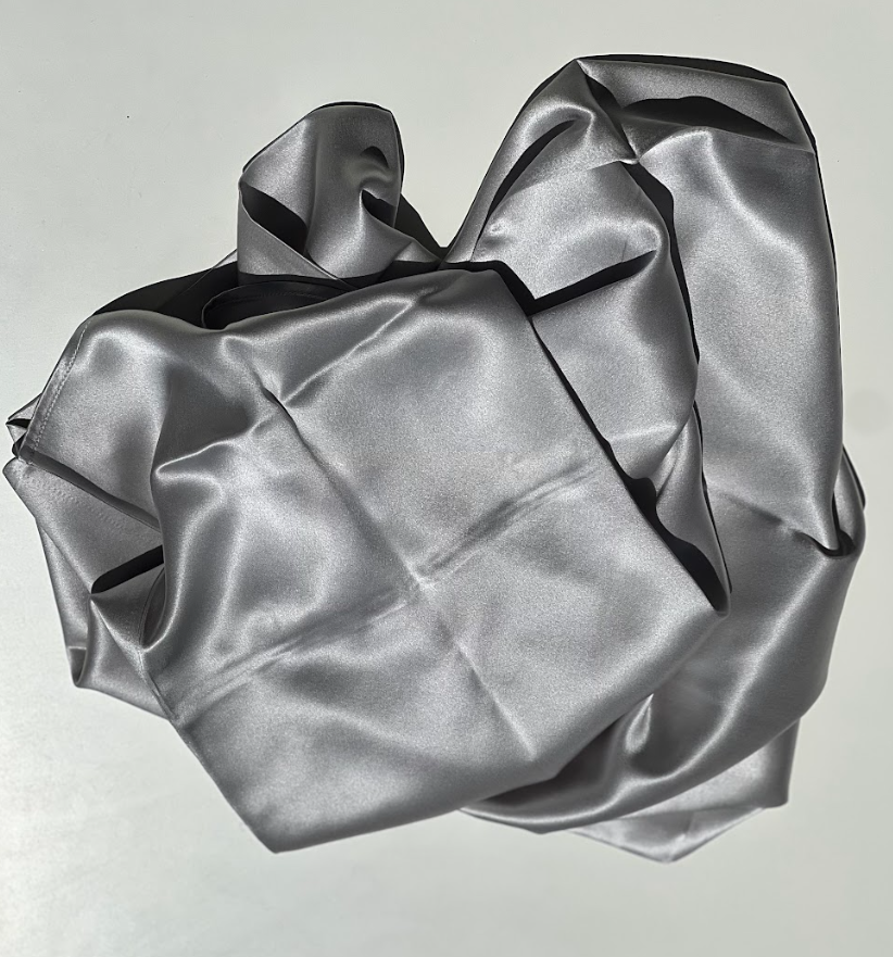 Serenquor 100% Mulberry Silk Pillowcase in Silver made from 22 Momme Grade 6A silk with a smooth and luxurious finish